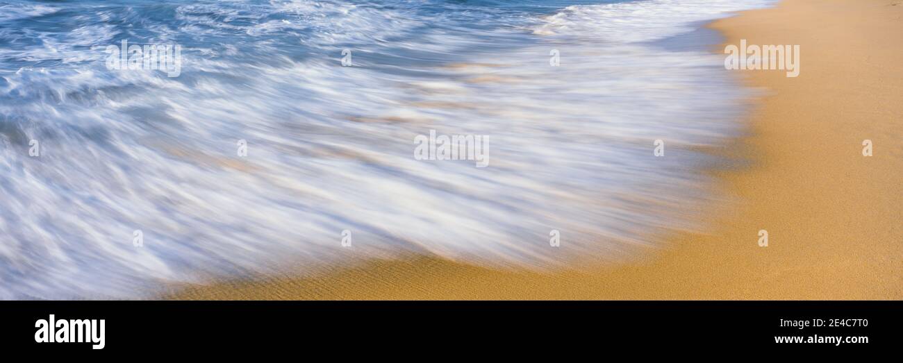 Wellen brechen am Strand, Playa La Cachora, Todos Santos, Baja California Sur, Mexiko Stockfoto