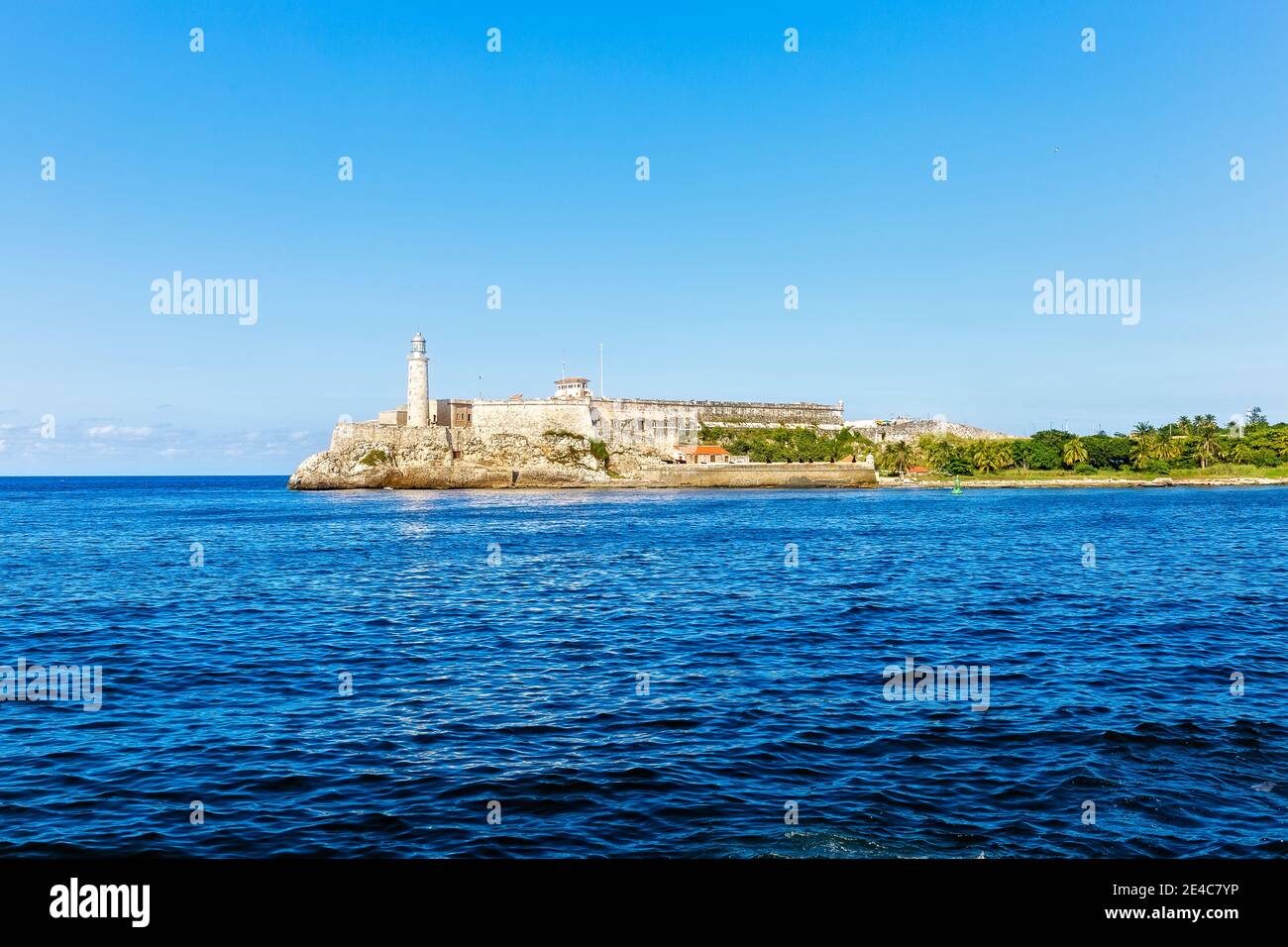 Der Leuchtturm Faro Castillo del Morro, in Havanna, Kuba. Vom Malecon aus gesehen. Stockfoto