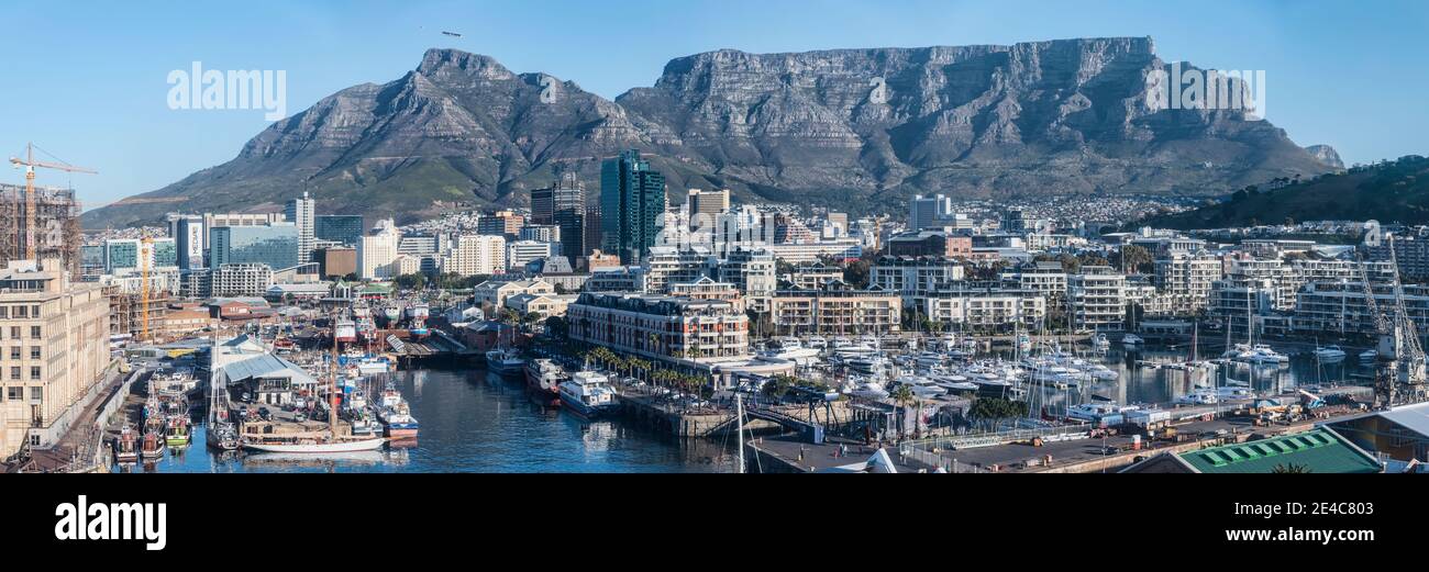 Erhöhter Blick auf eine Stadt am Wasser, Victoria and Alfred Waterfront, Tafelberg, Kapstadt, Western Cape Province, Südafrika Stockfoto