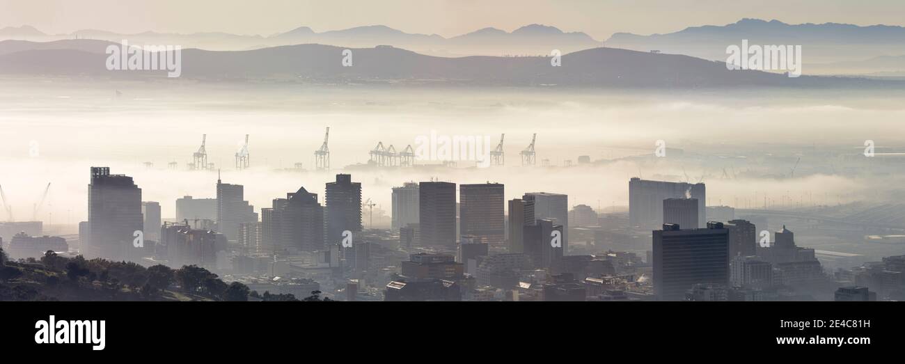 Erhöhter Blick auf eine Stadtlandschaft von Signal Hill, Kapstadt, Western Cape Province, Südafrika Stockfoto