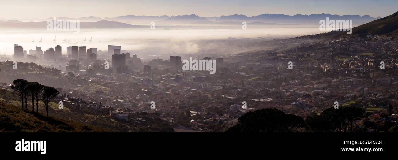 Erhöhter Blick auf eine Stadtlandschaft von Signal Hill, Kapstadt, Western Cape Province, Südafrika Stockfoto