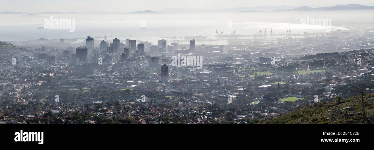 Erhöhter Blick auf eine Stadtlandschaft von Signal Hill, Kapstadt, Western Cape Province, Südafrika Stockfoto