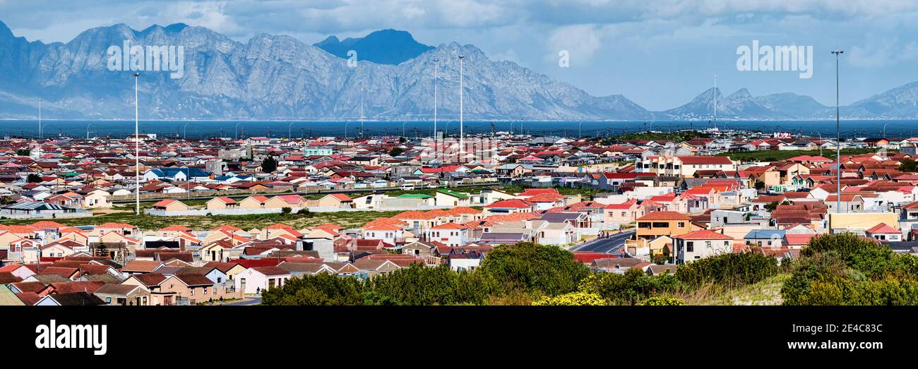 Erhöhte Ansicht von Häusern in einer Stadt mit einer Bergkette im Hintergrund, Cape Flats, Kogelberg, Kapstadt, Western Cape Province, Südafrika Stockfoto