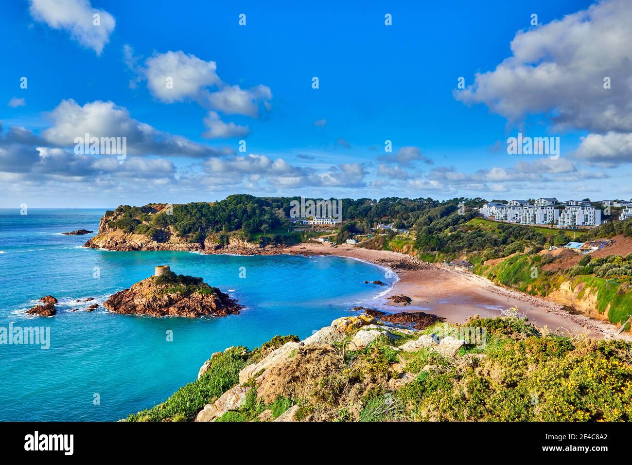 Bild der Bucht von La Portelet mit Janvrin's Tomb und Strand, Jersey Ci. Stockfoto