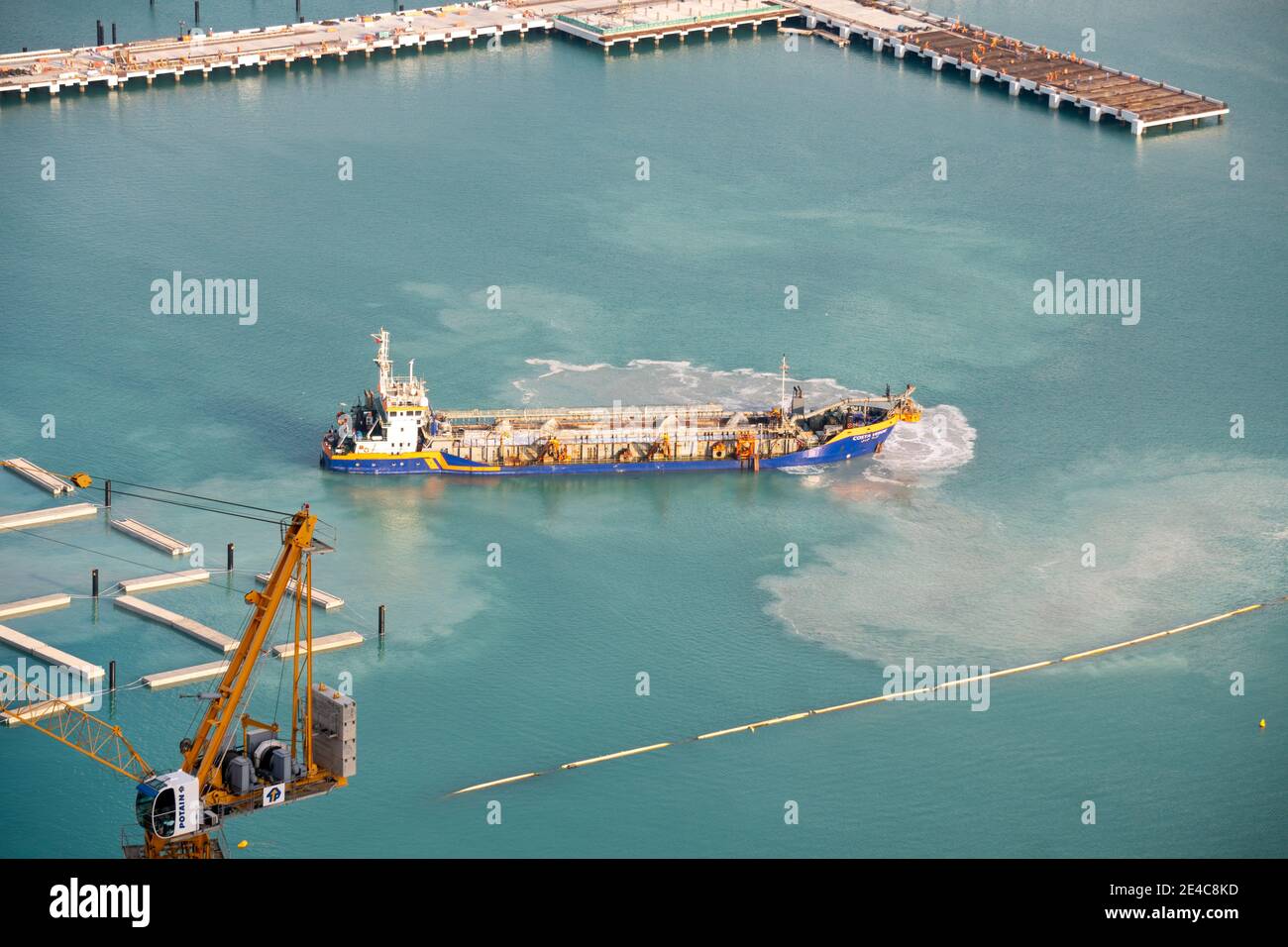 Saugdrodger Schiff in der Nähe des Hafens - mit Schlamm, Verschmutzung, braunem Muddy Wasser - Luftaufnahme Stockfoto