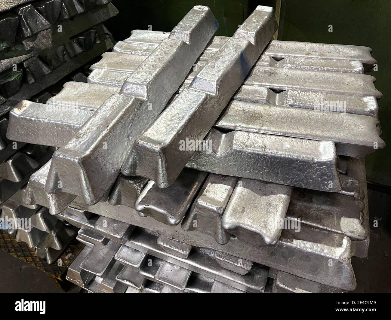 Aluminium-Legierung Barren im Vordergrund gestapelt, fertig zum Gießen, Rohstoff Stockfoto