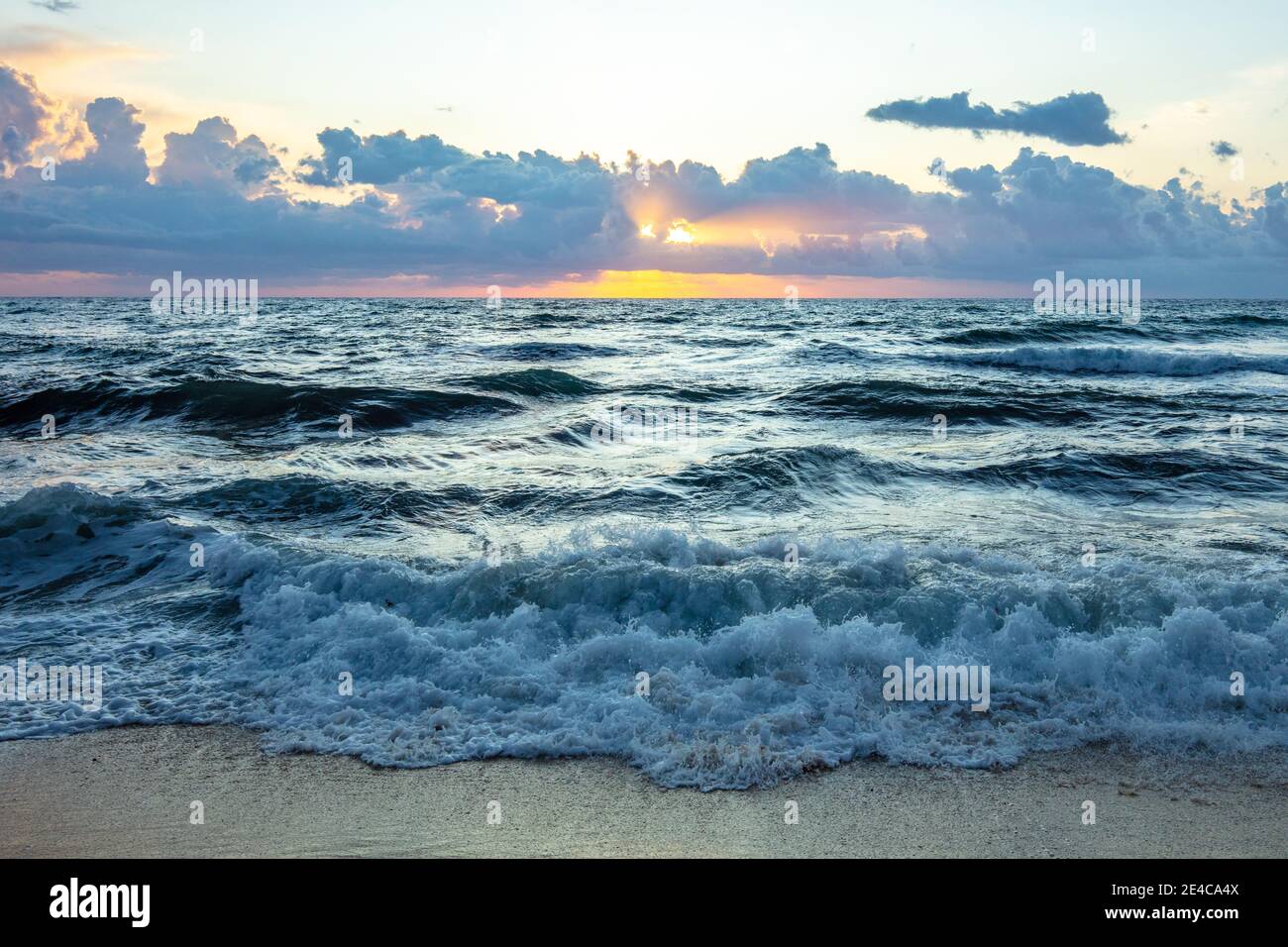 Italien, Sardinien. Morgenstimmung am Mittelmeer-Strand an der Costa Rei. Ein Küstenabschnitt an der Ostküste der Insel. Der Küstenabschnitt gehört zur Gemeinde Muravera. Stockfoto