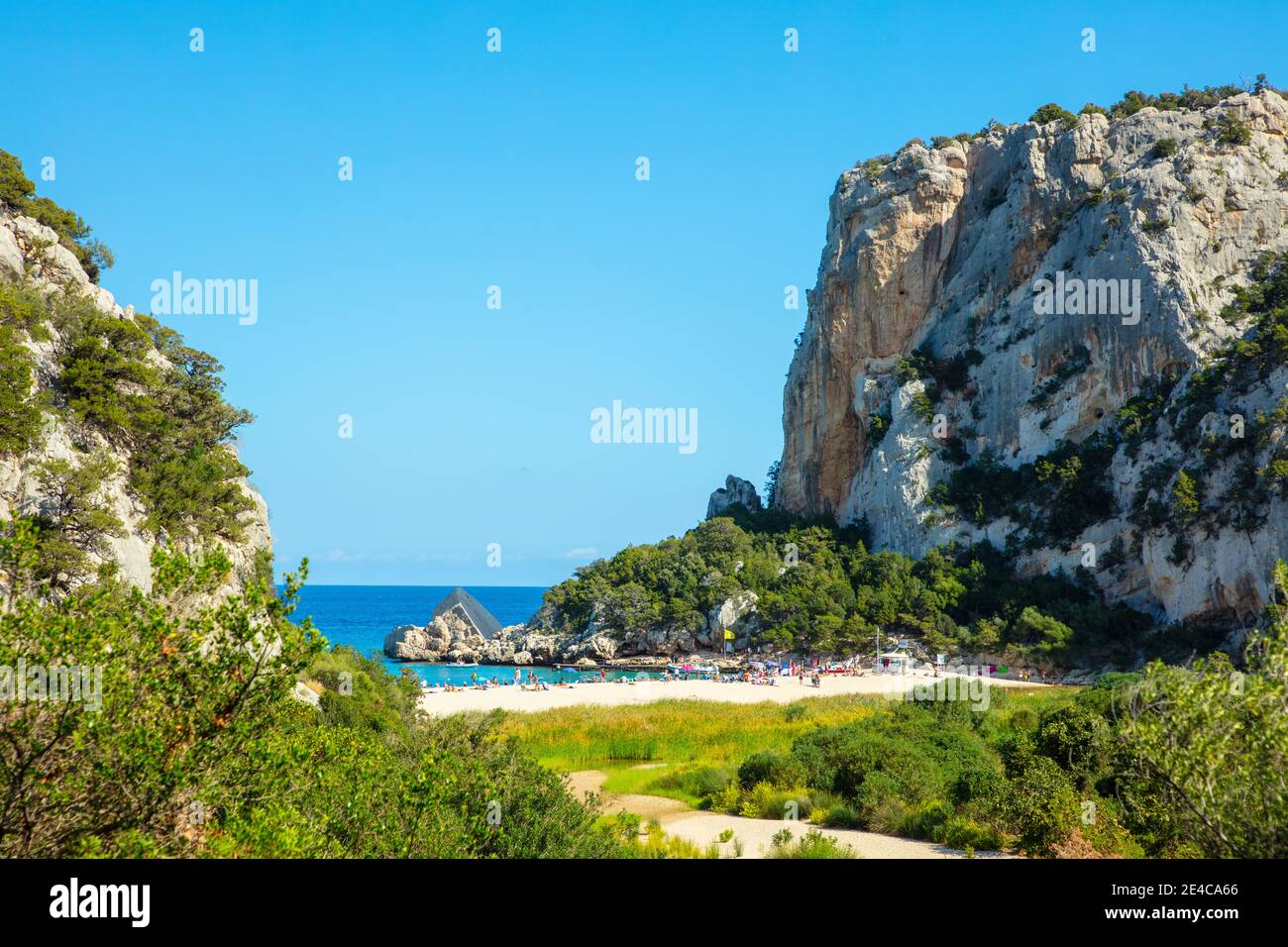 Italien, Sardinien. Der Strand und die Bucht von Cala Luna liegt nicht weit von der Stadt Cala Gonone an der mittleren Ostküste der italienischen Mittelmeerinsel im Naturschutzgebiet Parco del Golfo di Orosei e del Gennargentu. Stockfoto