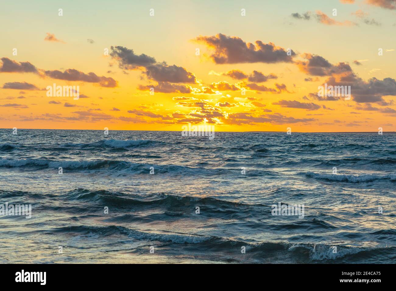 Italien, Sardinien. Sonnenuntergang am Strand von Mari Ermi an der zentralen Westküste der Mittelmeerinsel. Mari Ermi gehört zur Provinz Oristano. Stockfoto