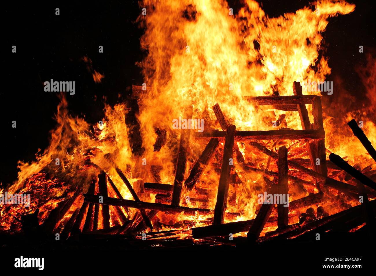 Ein großes glühendes Feuer mit hohen Flammen Stockfoto
