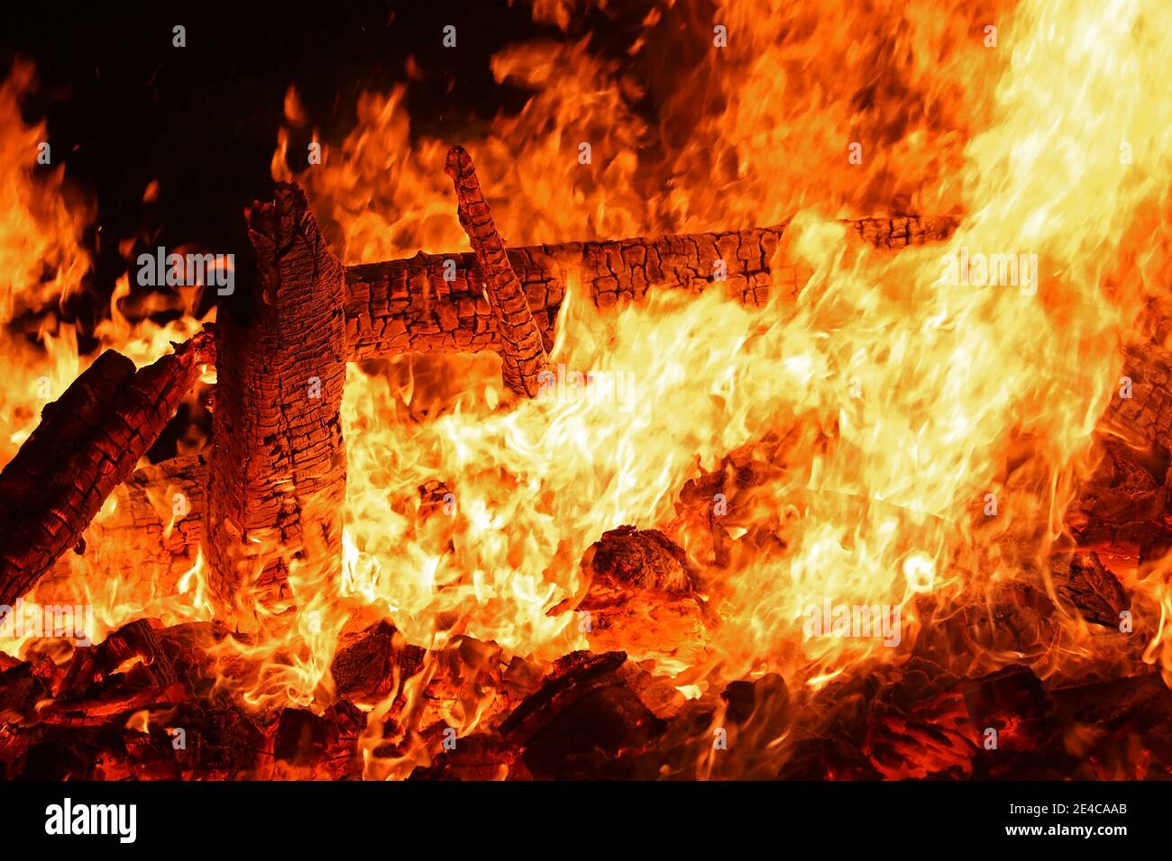 Ein großes glühendes Feuer mit hohen Flammen Stockfoto