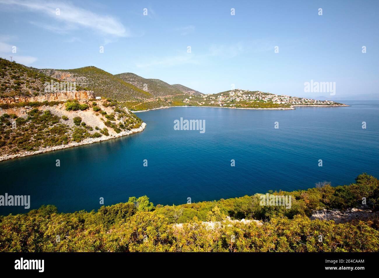 Blick von der Panoramastraße über die Buchten des Meeres nach Agios Dimitrios, einer neuen Entwicklung von Ferienwohnungen und Hotels auf dem Peloponnes, Arcadia, Griechenland Stockfoto