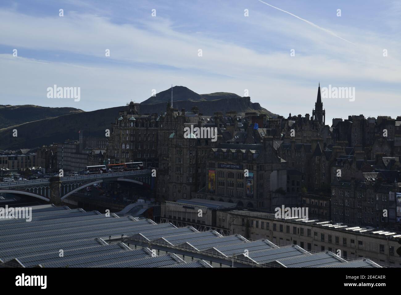 Blick vom neuen Dach des Waverley Bahnhofs auf die Altstadt von Edinburgh mit Calton Hill, Schottland, Britische Inseln, Großbritannien Stockfoto