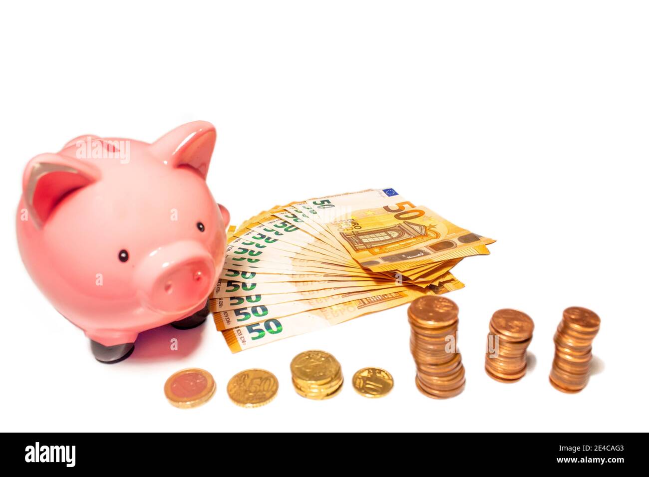 Isoliert mit weißem Hintergrund fünfzig Euro Banknote Geld und Stapel von Cent-Münzen. Sparschwein in Nahaufnahme. Finanzierungskonzept Stockfoto