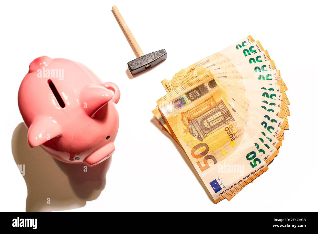 Isoliert mit weißem Hintergrund fünfzig Euro Banknote Geld und Cent-Münzen. Sparschwein in Nahaufnahme. Finanzierungskonzept Stockfoto