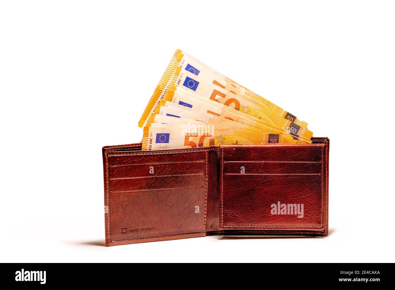 Ansicht von oben New braunes echtes Leder Made in italy Geldbörse mit fünfzig Euro-Banknoten isoliert auf weißem Hintergrund. Stockfoto
