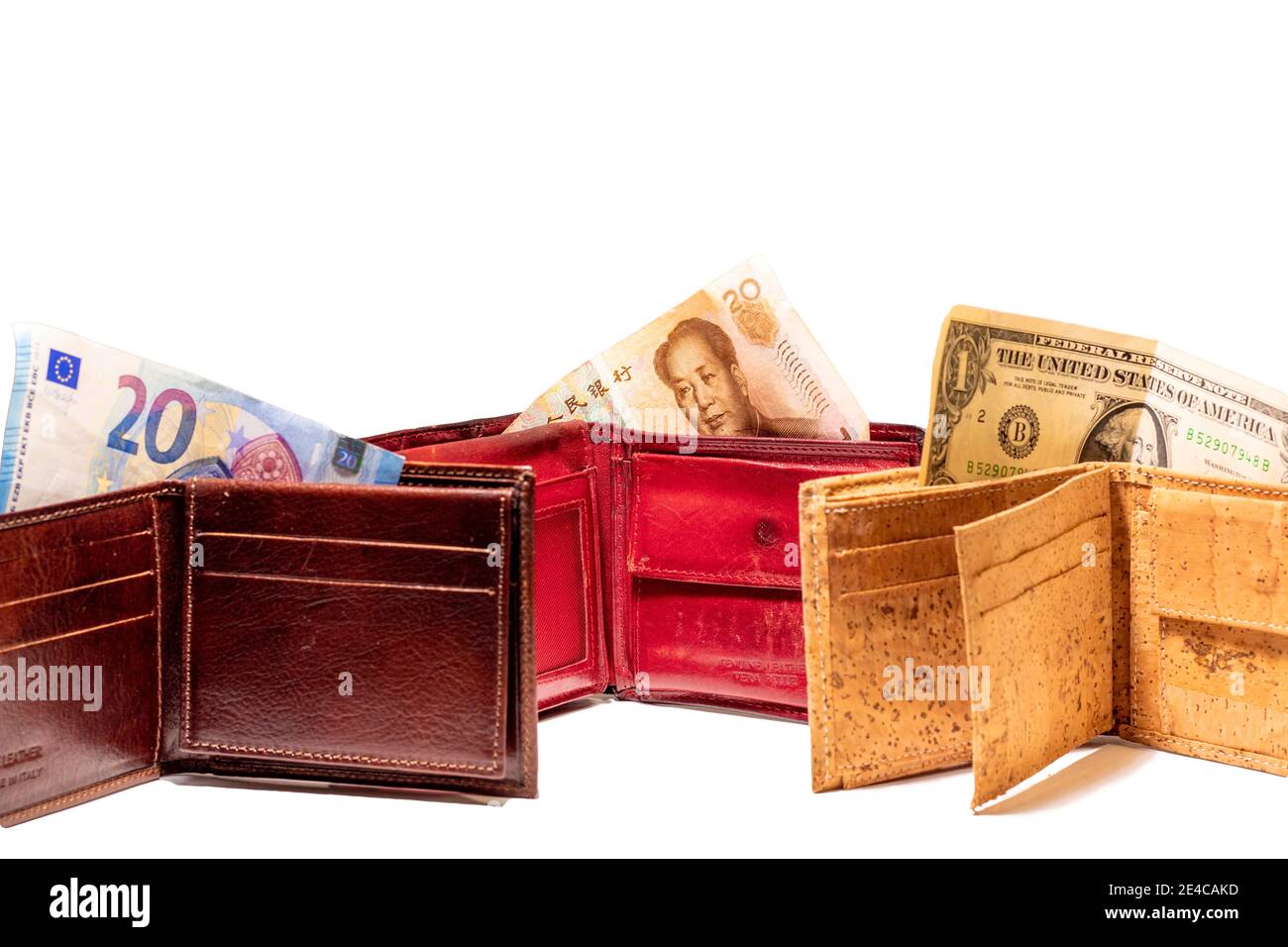 Draufsicht auf neue braune Echtleder Made in italy Geldbörse mit usd Dollar, Euro und chinesischen Renminbi Yuan Banknoten isoliert auf weißem Hintergrund. Stockfoto