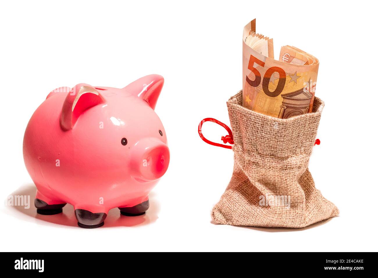 Isoliert mit weißem Hintergrund fünfzig Euro Banknote in Geldbeutel. Sparschwein in Nahaufnahme. Finanzierungskonzept Stockfoto