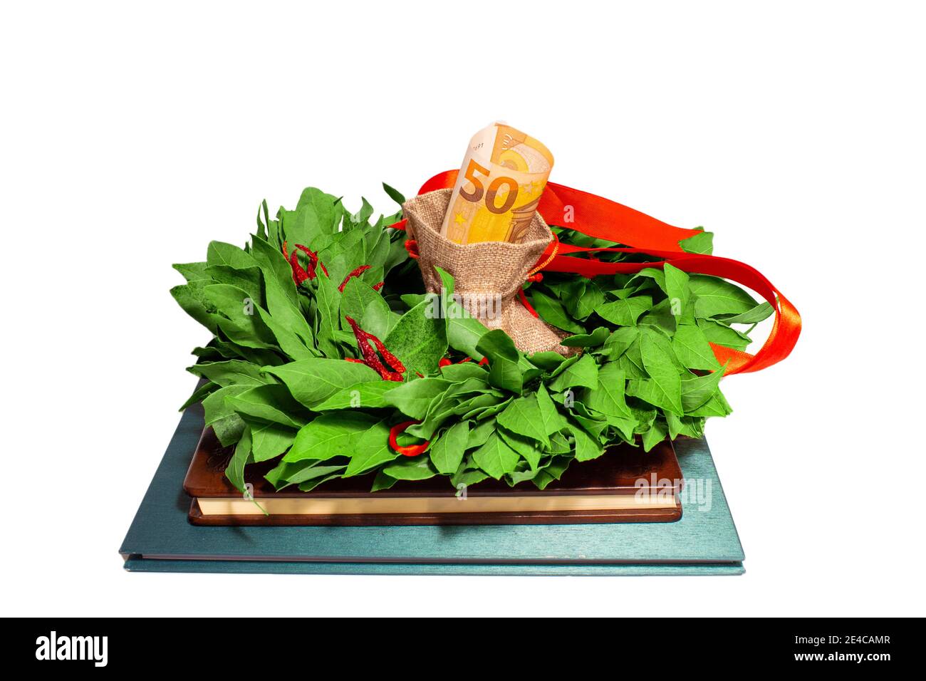 Isoliert mit Hintergrund Fifty Euro Banknote in Geldbeutel über Lorbeerkranz und Vintage-Bücher. Finanz- und Studienkonzept Stockfoto