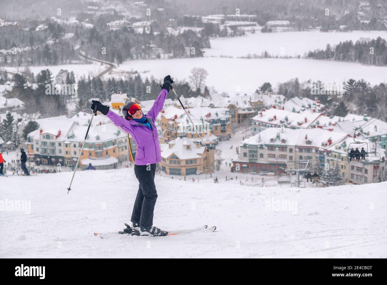 Glücklicher Skifahrer mit guten Armen im Skigebiet Mont Tremblant, Quebec, Kanada. Blick von der Skipiste. Wintersport Frau mit Spaß im Freien Stockfoto