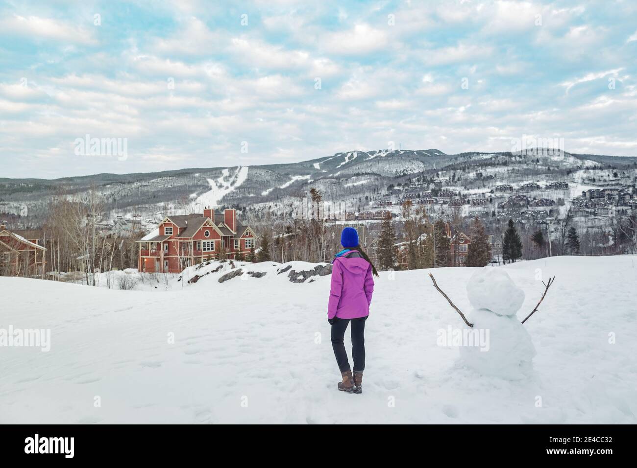 Mont-Tremblant Landschaft Bergblick im Winter. Frau, die im Schnee im berühmten kanadischen Skigebiet in Quebec, Nordamerika, läuft Stockfoto