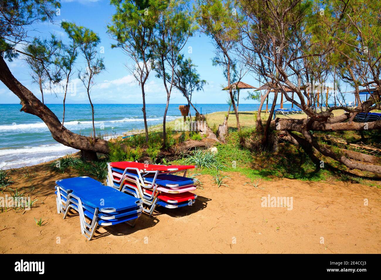 Die Liegen werden in Corona Times am Strand in der Region Loutra-Kyllini, Elis, Peloponnes, Griechenland nicht benötigt Stockfoto