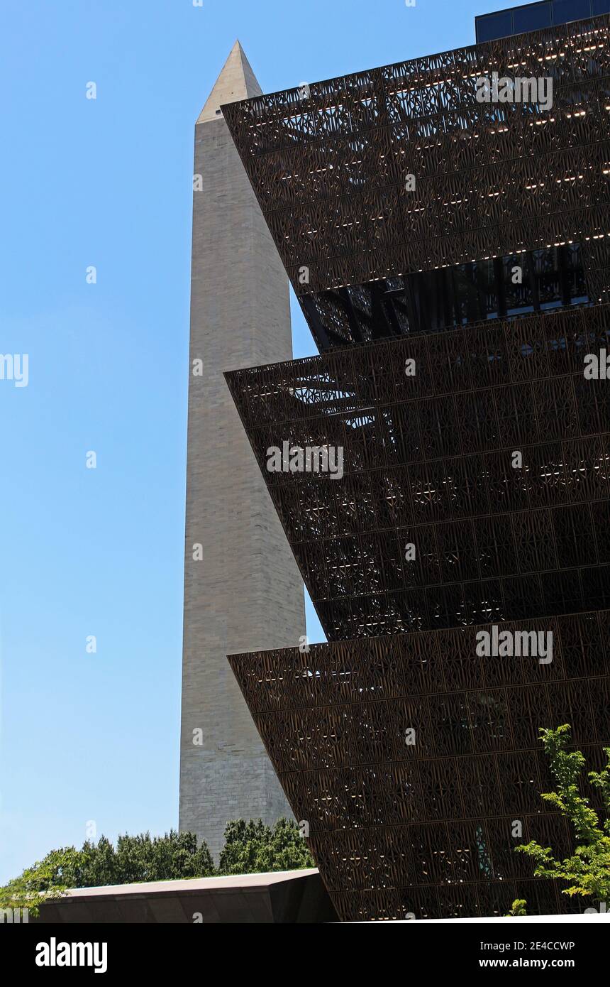 Das National Museum of African American History and Culture vor dem Washington Monument in Washington DC. Stockfoto