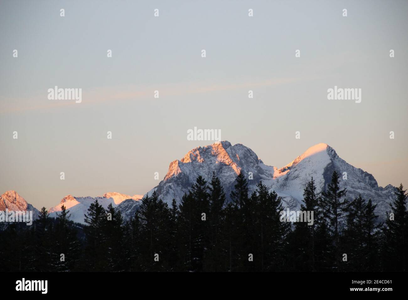 Wanderung zum Hohen Kranzberg (1397m), Sonnenaufgang, Deutschland, Bayern, Oberbayern, Werdenfelser Land, Bayerische Alpen, Mittenwald, Alpenwelt Karwendel, Blick auf die Hochblassen und die Alpspitze, zwei Gipfel im Wettersteingebirge bei Garmisch-Partenkirchen, Wald im Vordergrund Stockfoto