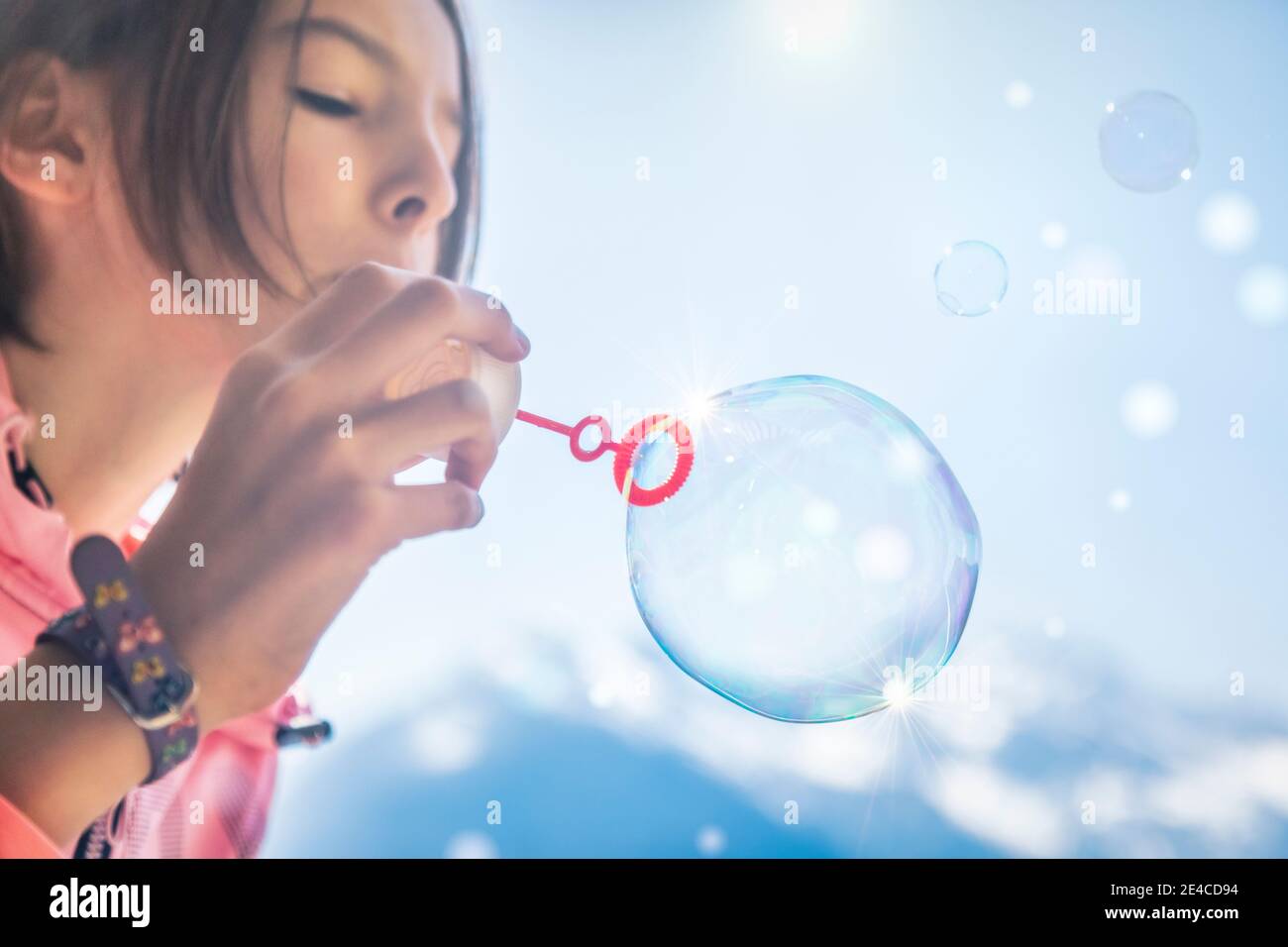10 Jahre altes Mädchen spielt mit Seifenblasen Stockfoto