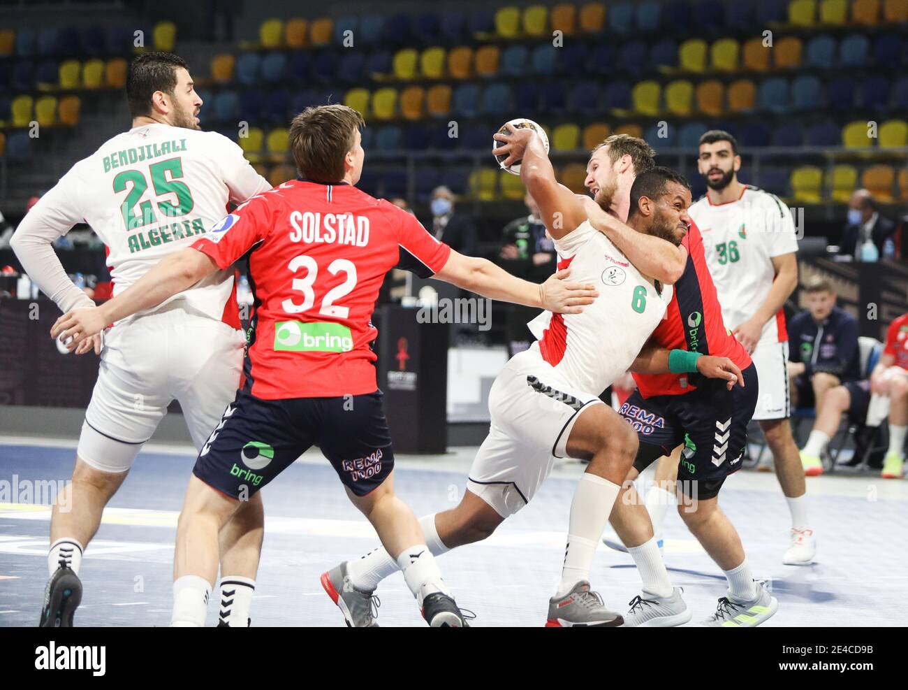 Kairo, Ägypten. Januar 2021. Messaoud Berkous (C) von Algerien schießt während der Main Round - Gruppe III Spiel zwischen Norwegen und Algerien bei der 27. Männer Handball-Weltmeisterschaft 2021 in Kairo, Ägypten, am 22. Januar 2021. Quelle: Hazem Ismail/Xinhua/Alamy Live News Stockfoto
