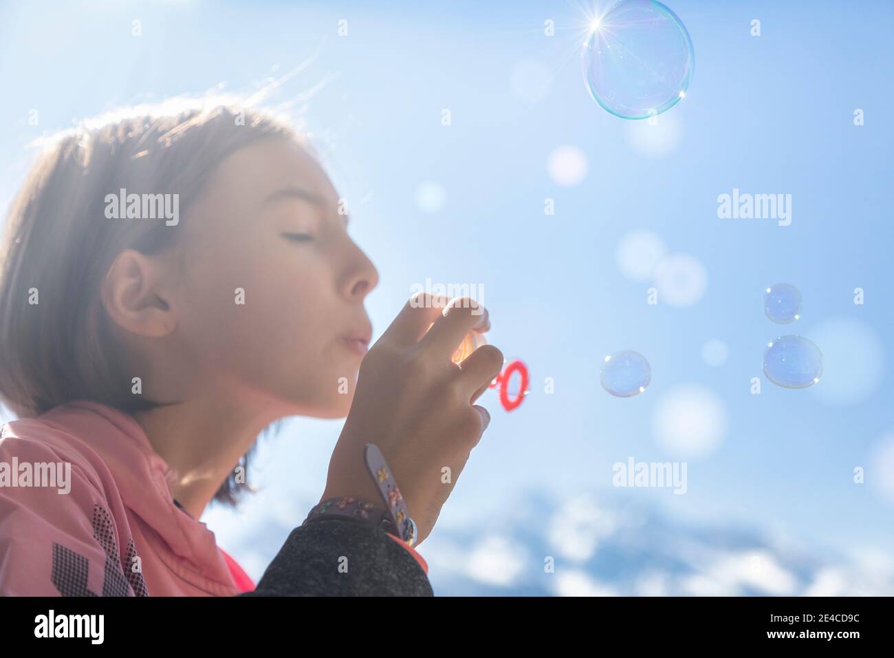 10 Jahre altes Mädchen spielt mit Seifenblasen Stockfoto