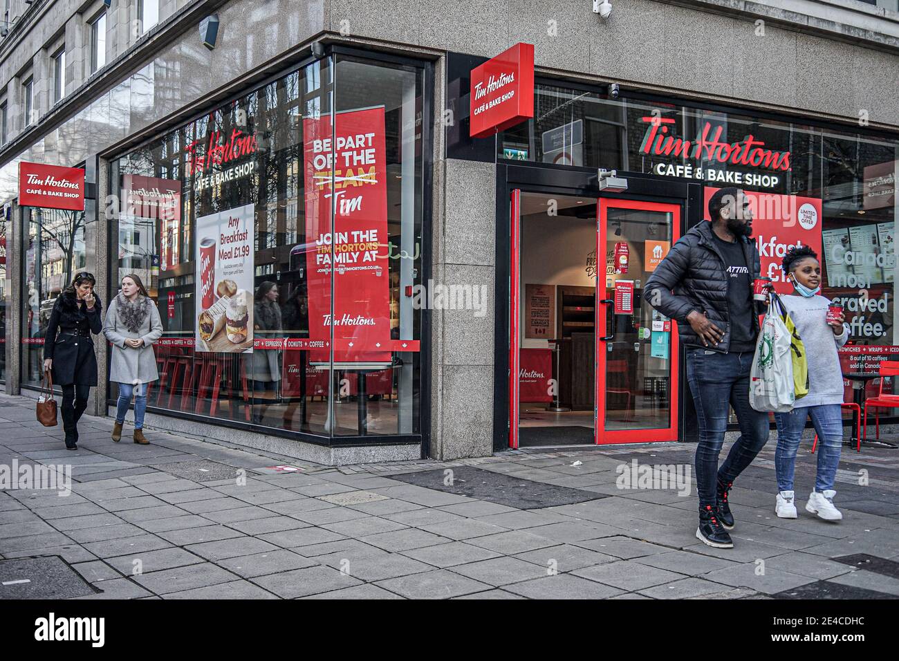 Belfast, Großbritannien. Dezember 2020. Kunden verlassen Tim Hortons Cafe & Bake Shop. Kredit: Michael McNerney/SOPA Images/ZUMA Wire/Alamy Live Nachrichten Stockfoto