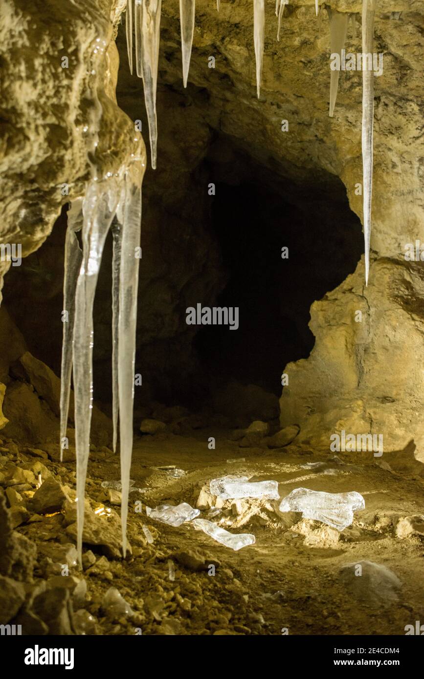 Höhle mit Eisstalagmiten und Eisstalaktiten Stockfoto