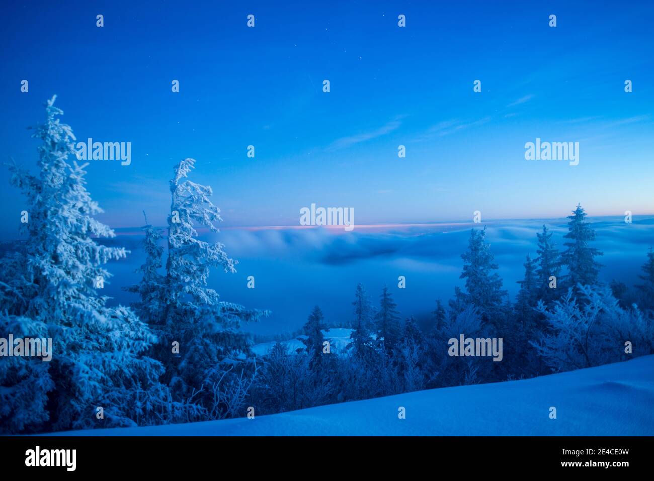 Blue Hour auf frisch verschneiten Berggipfelt Stockfoto