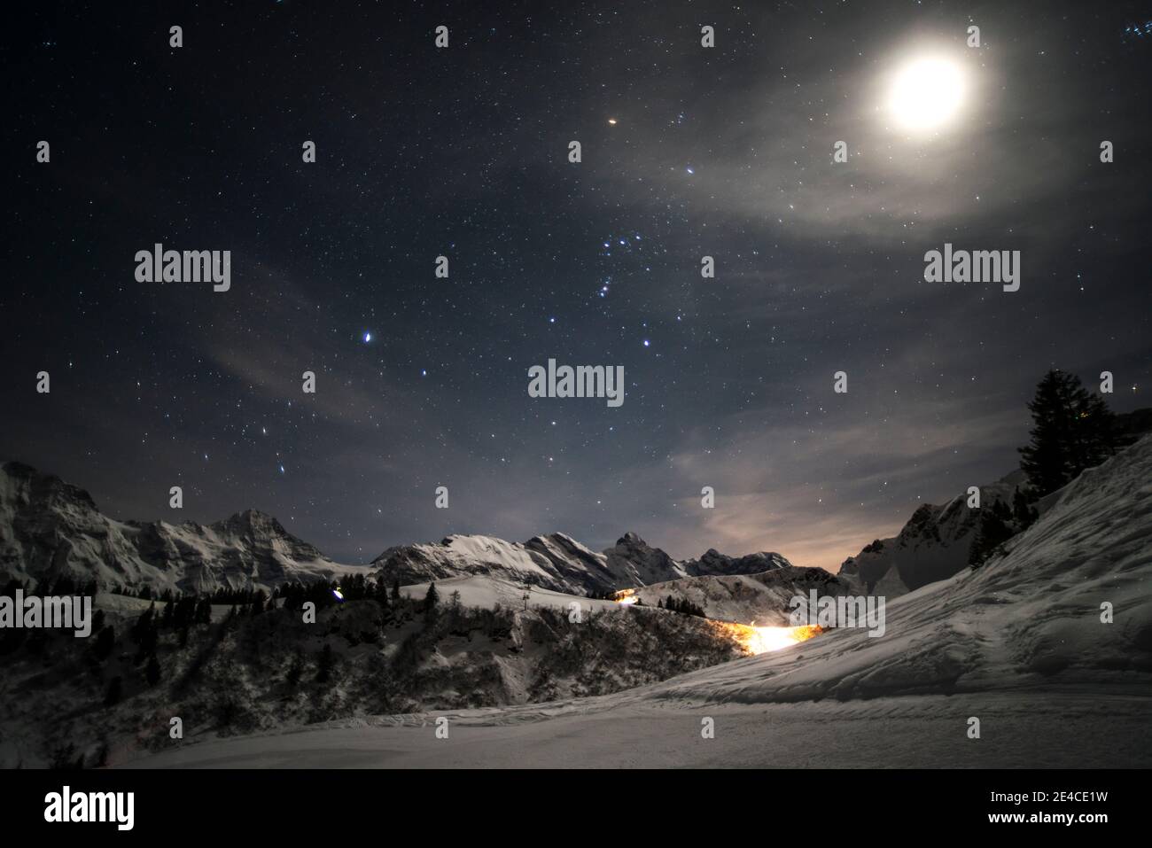 Schneebedeckte hohe Berge bei Mondschein Stockfoto