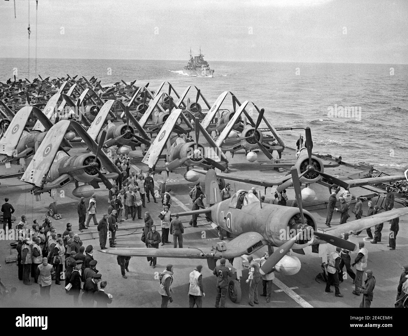Fleet Air Arm Chance-Vought Corsair-Kämpfer, mit Fairey Barracuda Torpedo-Bomber hinter sich, reichten auf dem Flugdeck der HMS Formidable, vor Norwegen, 1944 Stockfoto