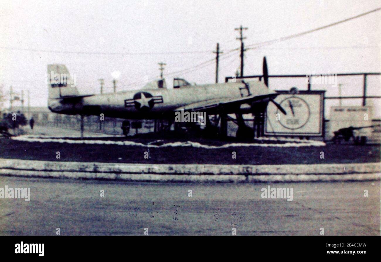 Nakajima Ki-115 Kamikaze Flugzeug "Kriegspreis" auf dem Display als "Gate Guardian", in faux United States Air Force Markierungen, auf der Yokota Air Base. Das Flugzeug war zwischen 1945 und 1952, um 1948, in Yokota ausgestellt Stockfoto