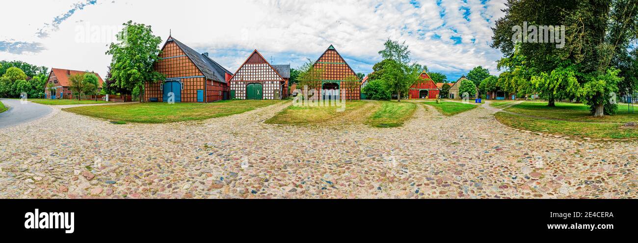 Panoramaaufnahme aus vier Einzelbildern des Rundlingdorf Satemin In Wendland Stockfoto