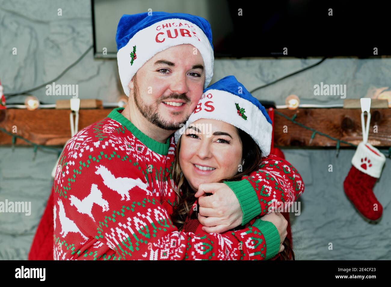 Schaumburg, Illinois, USA. Ein glückliches Paar umarmt am Weihnachtsmorgen. Stockfoto