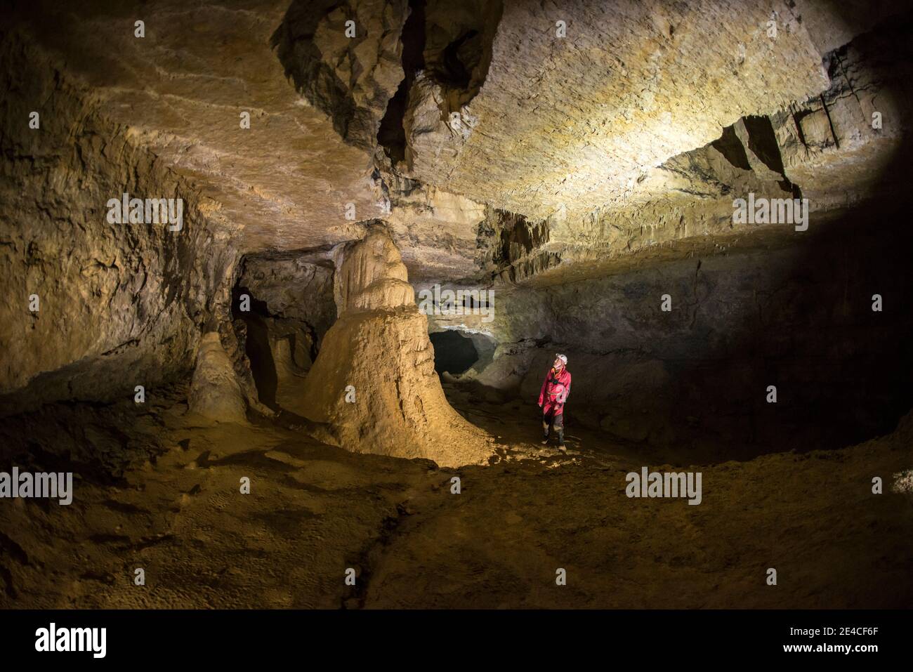 Riesiger Hohlraum in Tropfsteinhöhle Stockfoto