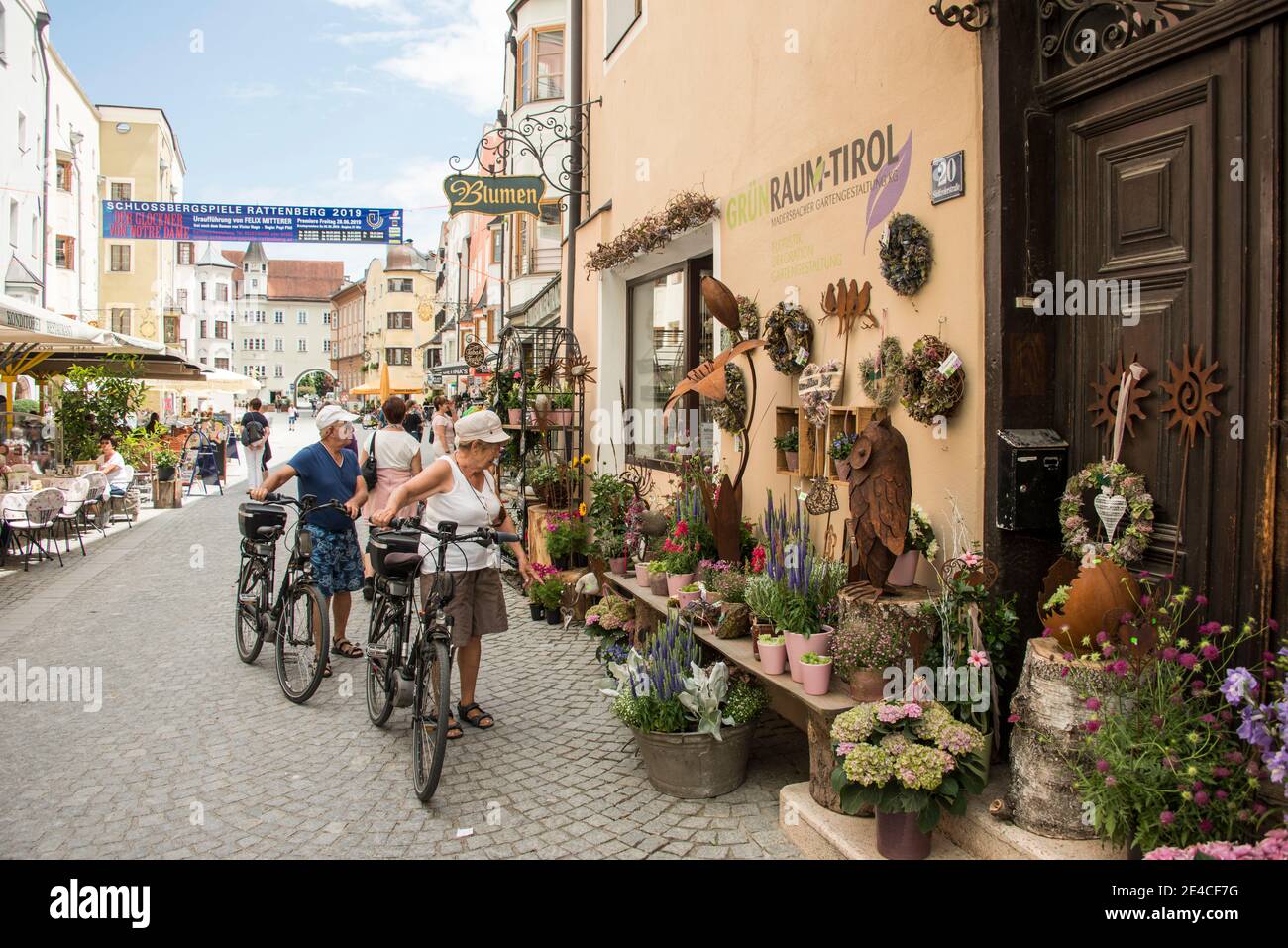 Rattenberg Fußgängerzone, Blumengeschäft mit Display Stockfoto