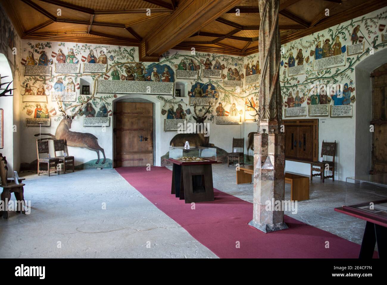 Schloss Tratzberg, Rittersaal mit einem Stammbaum an den Wänden Stockfoto
