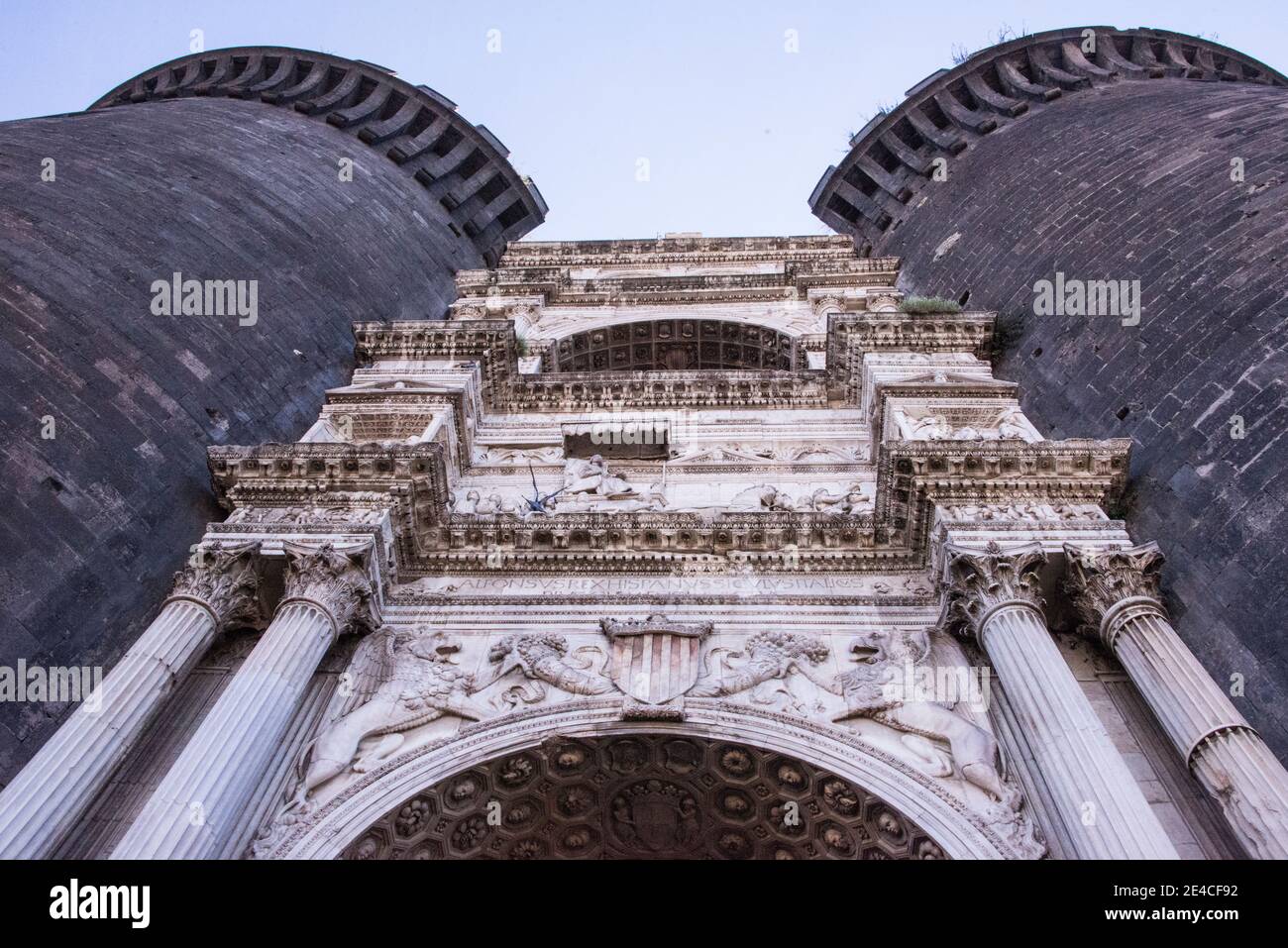 Eingangstor vom Festungspalast in Neapel Stockfoto