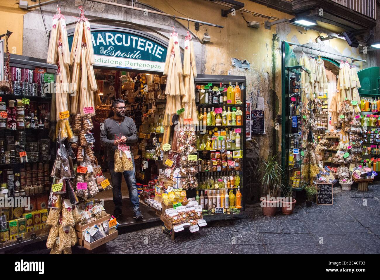 Gemischte Ausstellung von Waren in Neapel Stockfoto