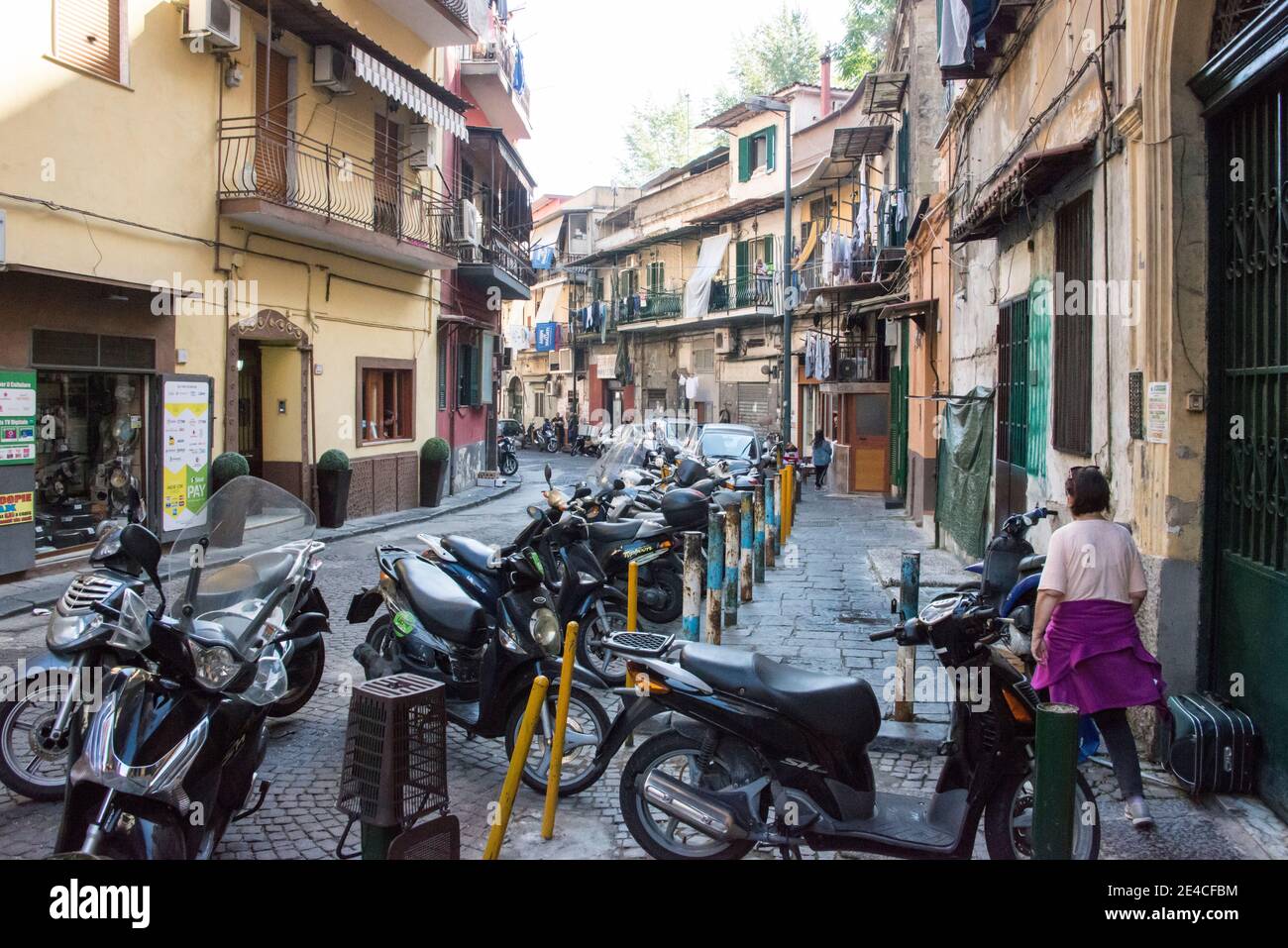 Wohnviertel in Neapel übersät mit Mopeds Stockfoto