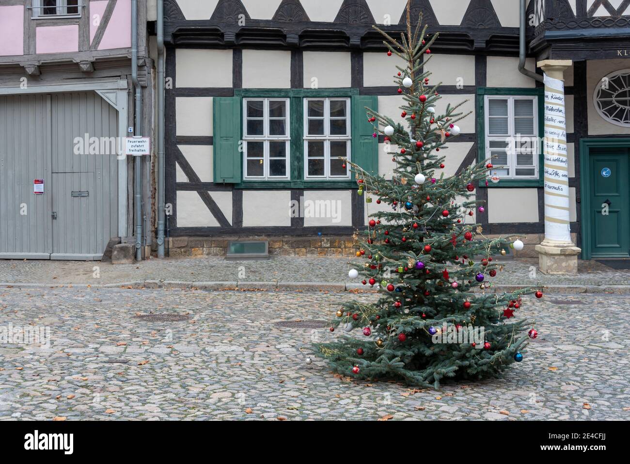 Deutschland, Sachsen-Anhalt, Quedlinburg, Advent in der Weltkulturerbe-Stadt Quedlinburg, Fachwerkhäuser, Weihnachtsbaum, historische Kopfsteinpflaster Stockfoto