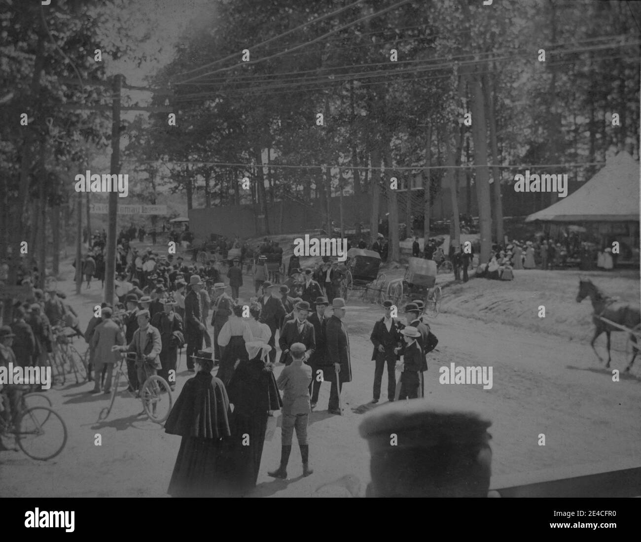 Amerikanisches Archiv monochromes Foto von Main Street, Cayuga Lake Park, NY, USA vom 30. Mai 1896. Aufgenommen im späten 19. Jahrhundert in Port Byron, NY, USA Stockfoto