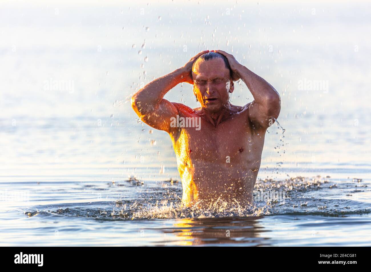 Man 50 plus fit, im Meer, am Meer. Der Mensch erfrischt sich in der kühlen Ostsee in der Lücker Bucht am Strand des Ostseebad Scharbeutz. Stockfoto
