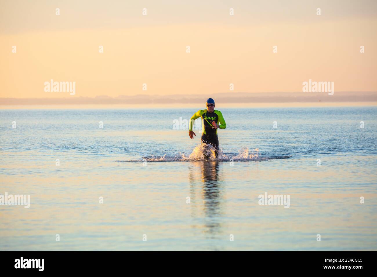 Man 50 plus fit, mit einem Neoprenanzug im Meer. Triahlon-Trainingsmorgen  in der Ostsee Stockfotografie - Alamy