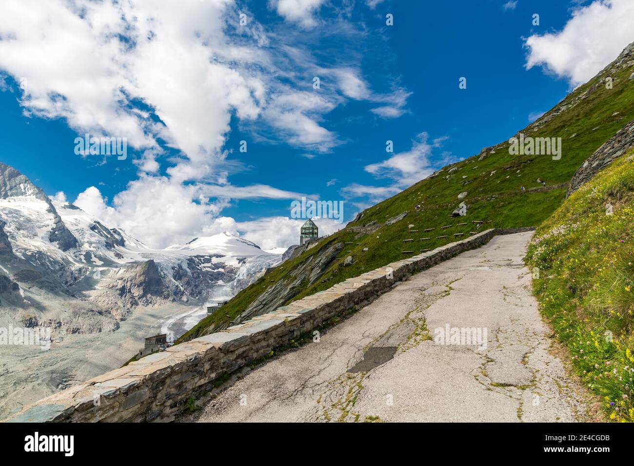 Kaiser-Panoramaweg, hinten Wilhelm Swarovski Beobachtungspunkt und Johannisberg, 3453 m, Kaiser-Franz-Josefs-Höhe, Großglockner-Gebiet, Großglockner Hochalpenstraße, Nationalpark hohe Tauern, Kärnten, Österreich Stockfoto